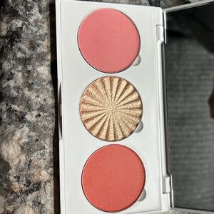 Sitting pretty blusher trio